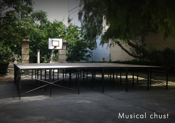 Escenarios modulares metálicos, de dimensiones ajustables a módulos de 2.50m. Altura de 1.15m con nivelación ajustable de 30cm. Modulo especial de 1.25m. Tablero fenólico contrachapado, para exteriores. Carga maxima ponderada de 750Kg/m2. 